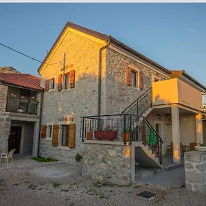 holiday-home-kiki.hotelinzadar.com/